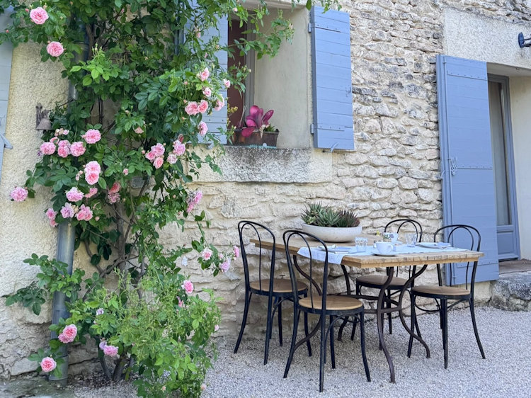 outdoor cafe in gordes